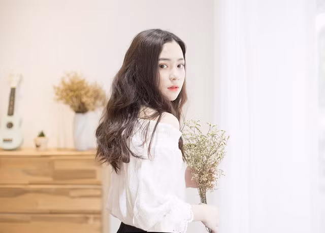 Phi Linh sở hữu gương mặt đẹp, ngoại hình dễ thương, phong cách ăn mặc nữ tính nên dù là bức ảnh chụp tự sướng hay chụp mẫu với Linh đều là điểm mạnh và khoe được tối đa nước da trắng cùng nụ cười tỏa nắng đốn tim người nhìn. Phi Linh sở hữu gương mặt đẹp, ngoại hình dễ thương, phong cách ăn mặc nữ tính nên dù là bức ảnh chụp tự sướng hay chụp mẫu với Linh đều là điểm mạnh và khoe được tối đa nước da trắng cùng nụ cười tỏa nắng đốn tim người nhìn.