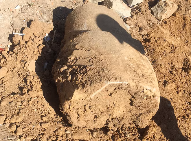 Đơn vị thi công phát hiện nhiều phiến đá cổ trên công trình đường Lê Hữu Trác, TP Quảng Ngãi.