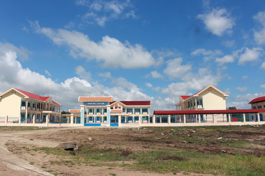 Ngôi trường mới khang trang được đầu tư xây dựng với kinh phí gần 15 tỷ đồng. Ảnh: Mộc Trà