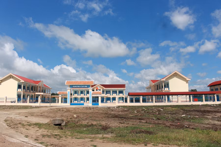 Ngôi trường mới khang trang được đầu tư xây dựng với kinh phí gần 15 tỷ đồng. Ảnh: Mộc Trà