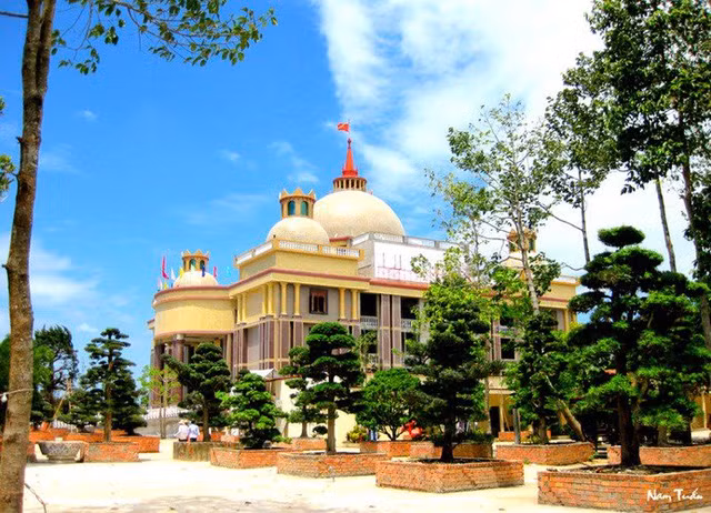 Dinh thự nguy nga của gia đình đại gia Trầm Bê tại quê nhà Trà Vinh.