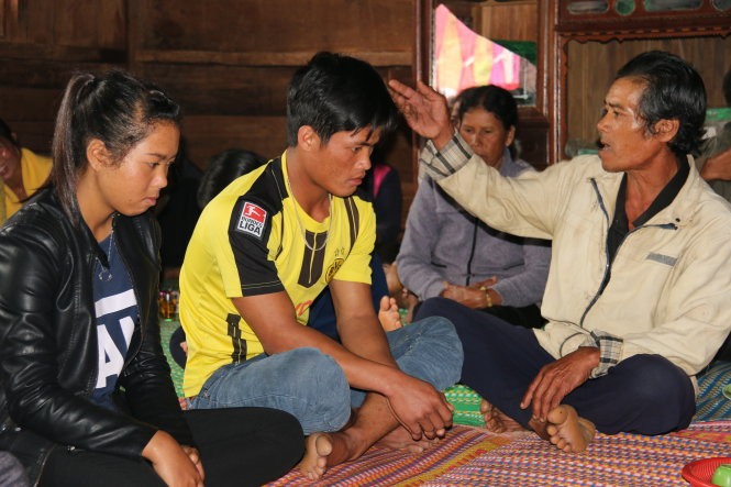 Ông cậu đang giáo hóa chàng rể Bơnhong Ya Brom trong lễ dạm ngõ.