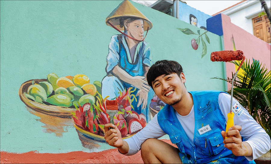 Dưới bàn tay tài hoa của các tình nguyện viên Hàn Quốc và Việt Nam, hơn 100 ngôi nhà tại thôn Trung Thanh, xã Tam Thanh được khoác lên mình tấm áo mới đầy màu sắc sống động. Hoạt động nằm trong dự án giao lưu mỹ thuật cộng đồng Hàn - Việt với thông điệp 