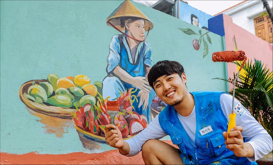 Dưới bàn tay tài hoa của các tình nguyện viên Hàn Quốc và Việt Nam, hơn 100 ngôi nhà tại thôn Trung Thanh, xã Tam Thanh được khoác lên mình tấm áo mới đầy màu sắc sống động. Hoạt động nằm trong dự án giao lưu mỹ thuật cộng đồng Hàn - Việt với thông điệp 