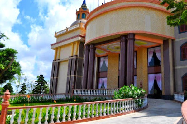  Dinh thự có hai lối vào, được lót gạch cao cấp. Mỗi bên đều có con lân hùng dũng đứng chầu....