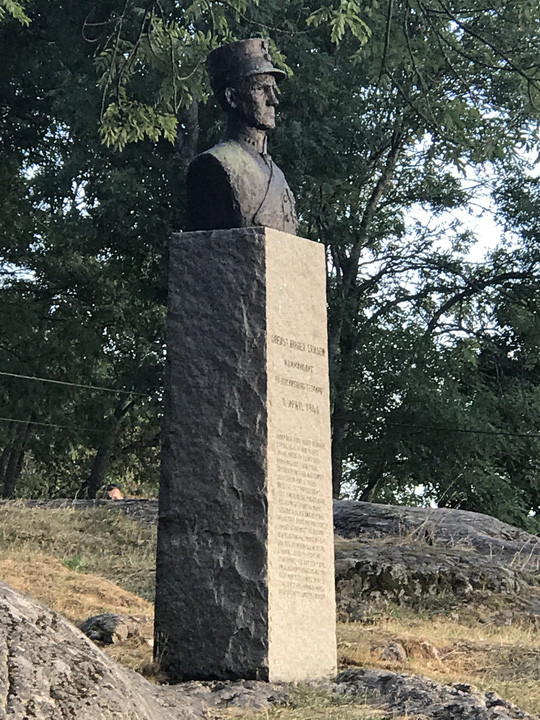 Bức tượng của vị tướng đã chỉ huy bảo về cảng tại Na Uy