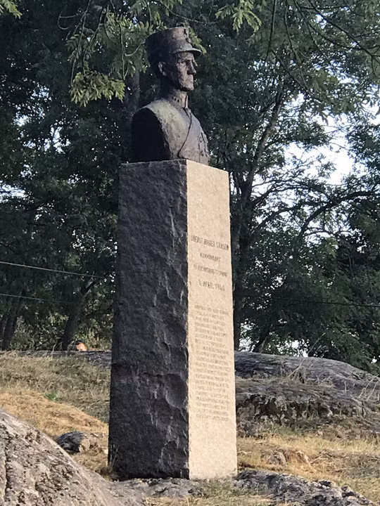 Bức tượng của vị tướng đã chỉ huy bảo về cảng tại Na Uy