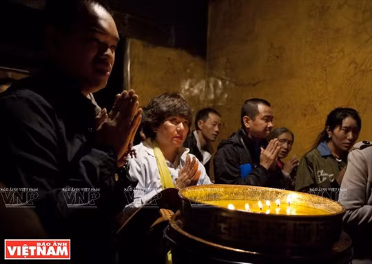 Du khách cầu nguyện trước khi Kora núi Kailash.