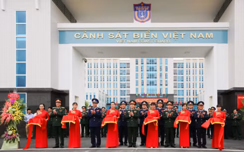 Cắt băng khánh thành trụ sở mới của Bộ Tư lệnh Cảnh sát biển Việt Nam. Cắt băng khánh thành trụ sở mới của Bộ Tư lệnh Cảnh sát biển Việt Nam.