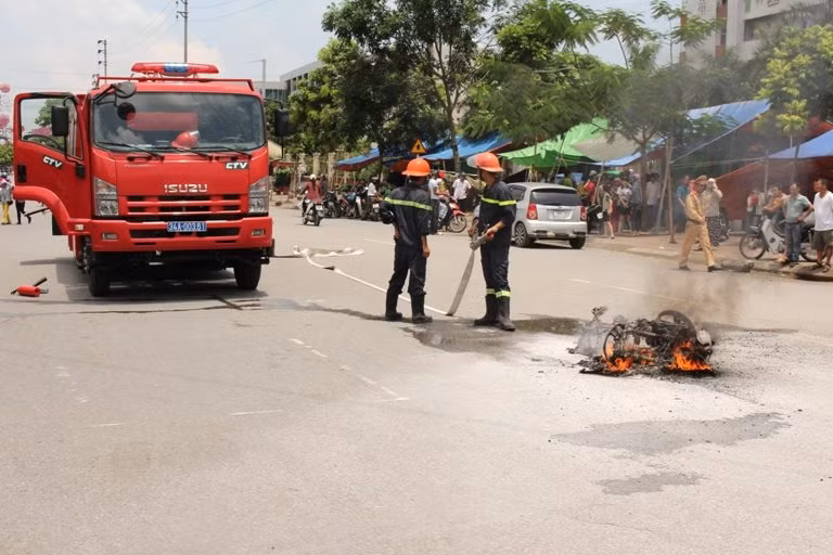  Chiếc xe phát nổ rồi cháy rụi