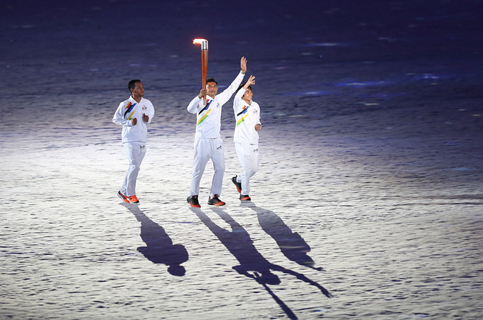 Màn rước đuốc được thực hiện bởi các VĐV huyền thoại của Malaysia. Họ thay nhau chạy quanh sân...