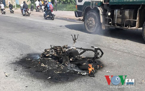 Chiếc xe máy bị cháy đen, chỉ còn trơ khung.