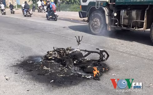 Chiếc xe máy bị cháy đen, chỉ còn trơ khung.