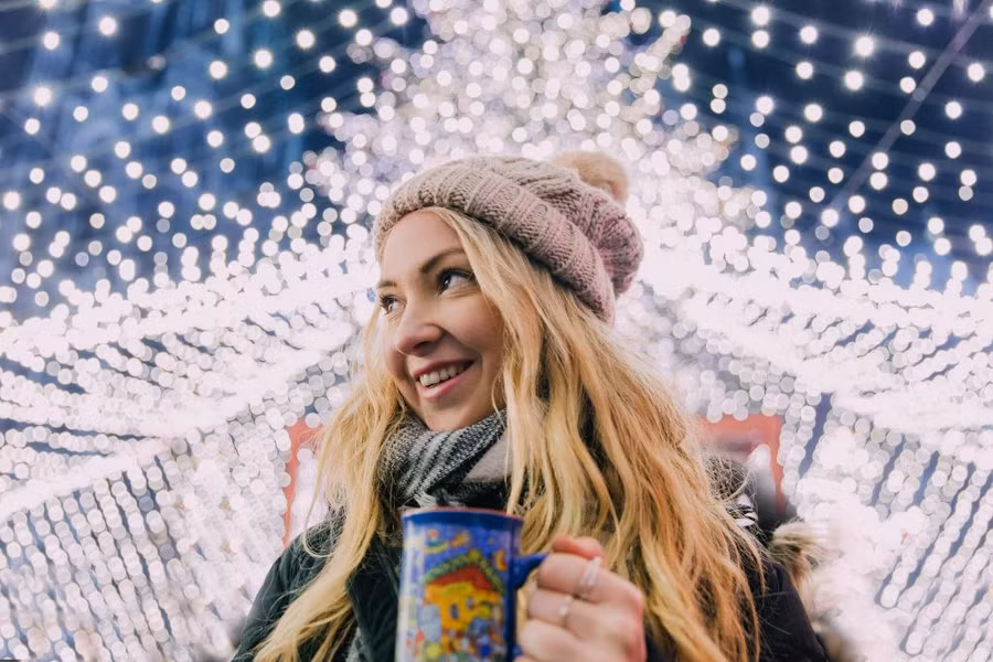 Năm đó, Nicola vừa tròn 19 tuổi. Việc đi du lịch một mình khiến cha mẹ cô cảm thấy khá lo lắng. Tuy nhiên, nhờ kiên trì thuyết phục, Nicola đã được cha mẹ cho phép.