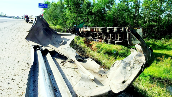 Xe container lật nhào làm taluy trên quốc lộ 1A bị đổ gãy, hư hỏng. Xe container lật nhào làm taluy trên quốc lộ 1A bị đổ gãy, hư hỏng.