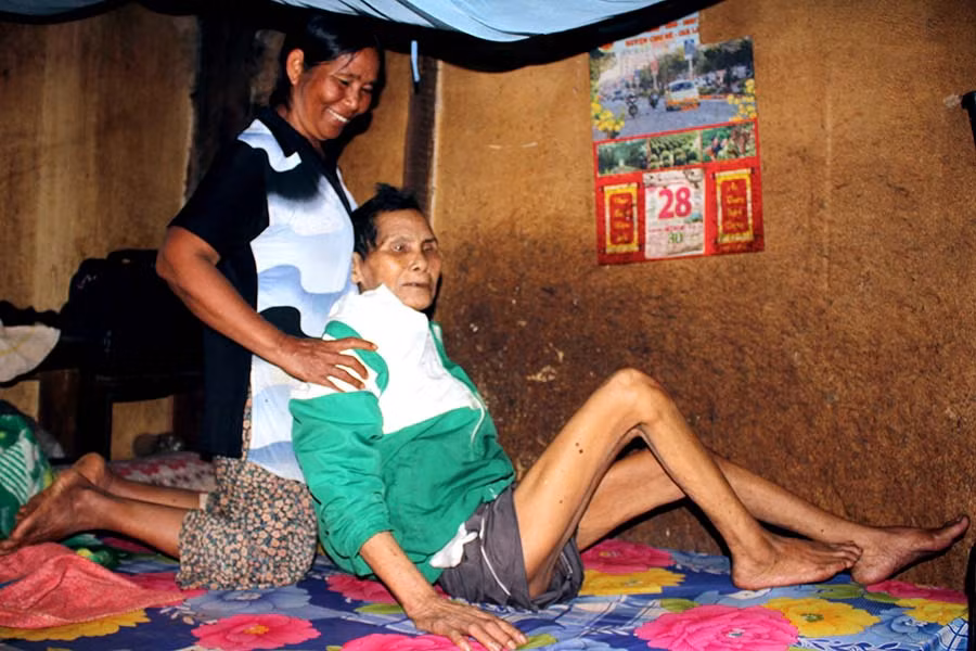  Anh hùng Kpuih Thu những ngày trên giường bệnh. Ảnh: Mộng Thường