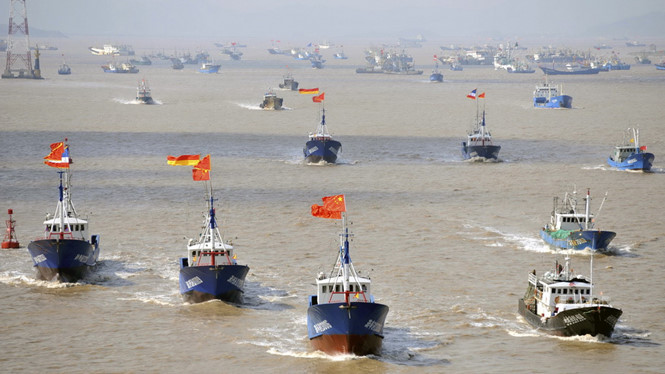 Tàu cá Trung Quốc rầm rộ ra khơi.