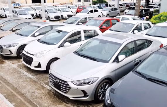  Xe ô tô được bày bán tại một cửa hàng ở TPHCM Ảnh: Thành Trí