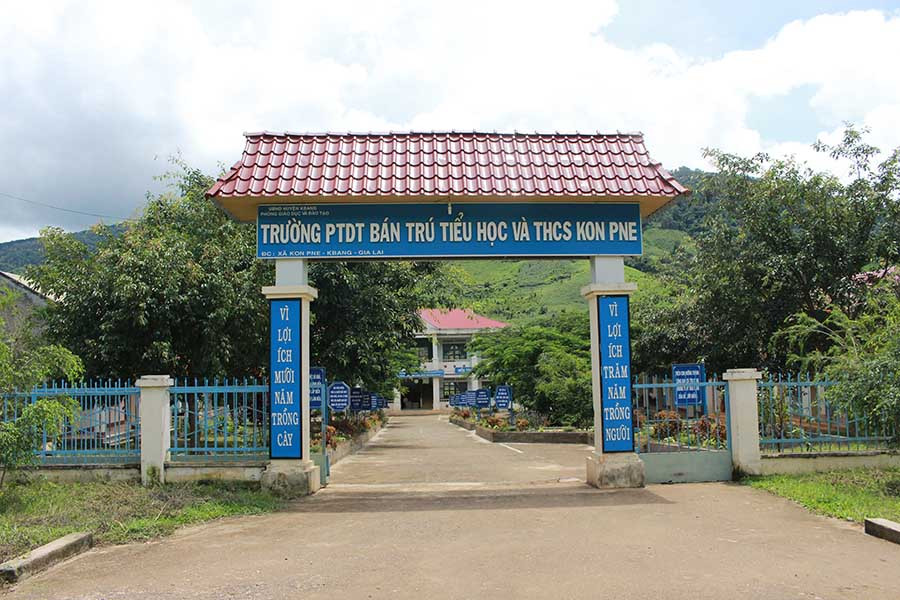 Trường Phổ thông dân tộc bán trú Tiểu học và THCS Kon Pne là mái trường có nhiều kỷ niệm với thầy Toàn. Ảnh: Hồng Thi Trường Phổ thông dân tộc bán trú Tiểu học và THCS Kon Pne là mái trường có nhiều kỷ niệm với thầy Toàn. Ảnh: Hồng Thi