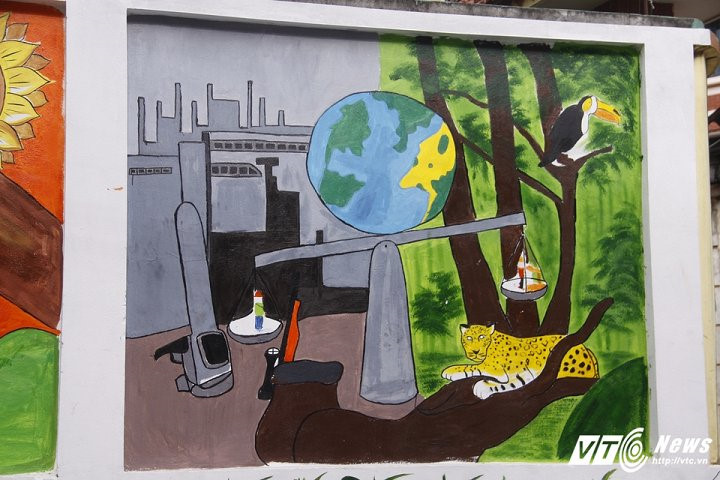 Say mê trước cảnh đẹp trên con đường bích họa này, hàng trăm người dân ngày ngày vẫn ra tận nơi để ngắm. Một số bạn trẻ nơi khác khi đi qua con đường đầy sắc màu này cũng không quên dừng lại chụp ảnh kỷ niệm.