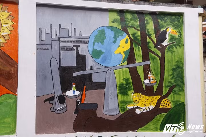 Say mê trước cảnh đẹp trên con đường bích họa này, hàng trăm người dân ngày ngày vẫn ra tận nơi để ngắm. Một số bạn trẻ nơi khác khi đi qua con đường đầy sắc màu này cũng không quên dừng lại chụp ảnh kỷ niệm.