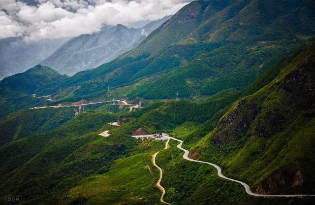 Nơi đây được mệnh danh là vua của các loại đèo. Nguồn ảnh: Lê Thanh Sơn (Flickr). Nơi đây được mệnh danh là vua của các loại đèo. Nguồn ảnh: Lê Thanh Sơn (Flickr).