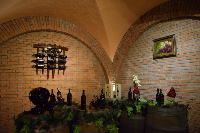 Một số khu trưng bày rượu để trang trí cho du khách chụp ảnh, thì có ánh sáng nhiều hơn.