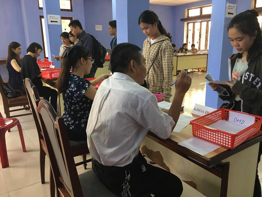 Thí sinh làm thủ tục xác nhận nhập học vào Đại học Huế. Ảnh: Bùi Oanh