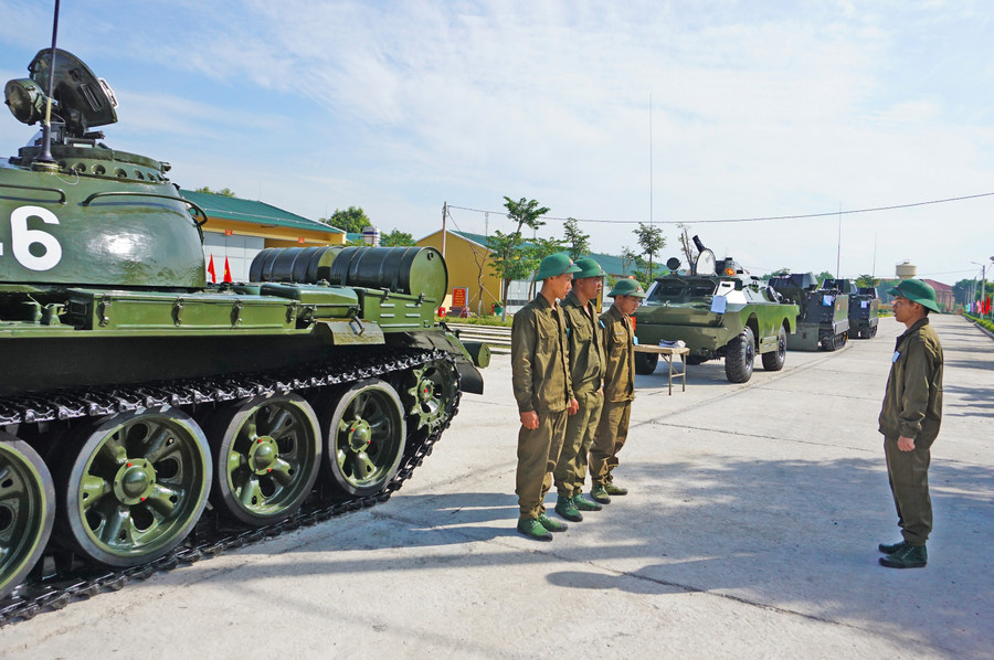 Kíp xe thực hiện nội dung thi khai thác VKTBKT giỏi. Ảnh: Anh Tùng Kíp xe thực hiện nội dung thi khai thác VKTBKT giỏi. Ảnh: Anh Tùng