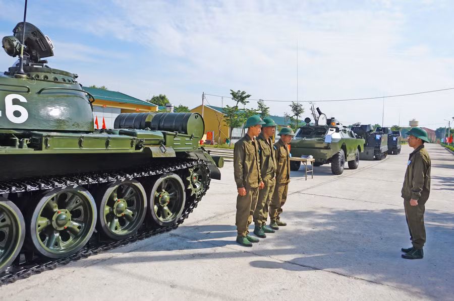  Kíp xe thực hiện nội dung thi khai thác VKTBKT giỏi. Ảnh: Anh Tùng