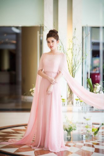 Ngoài ra phải gặp gỡ các nhà thiết kế để bàn về vấn đề trang phục; làm việc với các chuyên gia đào tạo catwalk, ứng xử… Ngoài ra phải gặp gỡ các nhà thiết kế để bàn về vấn đề trang phục; làm việc với các chuyên gia đào tạo catwalk, ứng xử…