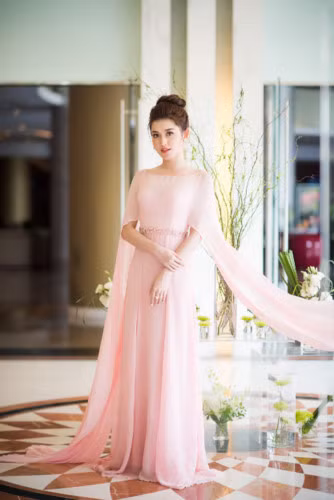 Ngoài ra phải gặp gỡ các nhà thiết kế để bàn về vấn đề trang phục; làm việc với các chuyên gia đào tạo catwalk, ứng xử…