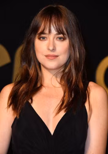 Kiểu tóc những năm 70 của Dakota Johnson trông cổ điển nhưng vẫn thời trang, tinh tế.