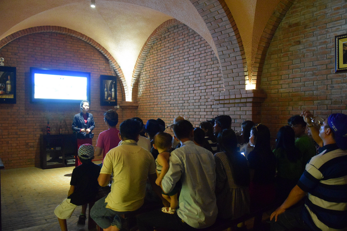 Một nhóm khách xuống tham quan xong và ra khỏi hầm thì nhóm khách tiếp theo mới được xuống, để đảm bảo an toàn và các yếu tố bảo quản rượu. Khách được nghe thuyết minh về quá trình làm rượu vang.