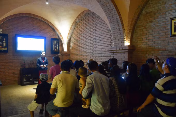 Một nhóm khách xuống tham quan xong và ra khỏi hầm thì nhóm khách tiếp theo mới được xuống, để đảm bảo an toàn và các yếu tố bảo quản rượu. Khách được nghe thuyết minh về quá trình làm rượu vang.