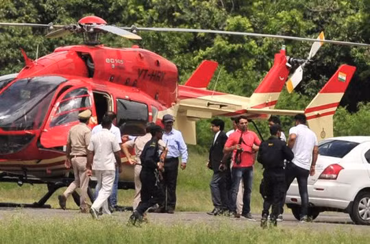  Thẩm phán Jagdeep Singh đến nơi tuyên án bằng trực thăng. Ảnh: HINDUSTAN TIMES