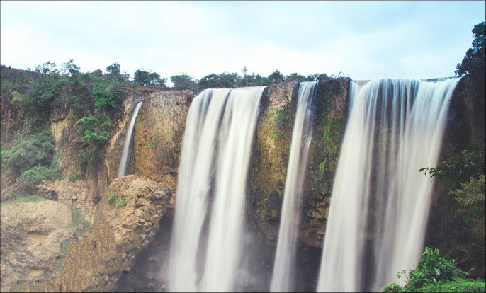  Ngay tại huyện Đức Trọng, ẩn mình giữa khu rừng hoang dã, thanh vắng là một thác nước hùng vĩ khác tên là Jraiblian, hay còn gọi là thác Bảo Đại bởi xưa kia vua Bảo Đại thường dừng chân nghỉ ngơi tại đây sau khi đi săn. Đối lập với sự mạnh mẽ của ngọn thác là khung cảnh thơ mộng xung quanh, thích hợp để cắm trại, dã ngoại, chơi thể thao mạo hiểm. Ảnh: Hoang Phuong.