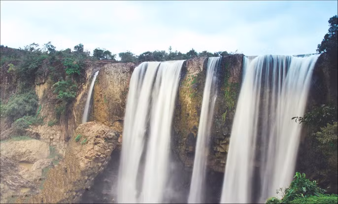  Ngay tại huyện Đức Trọng, ẩn mình giữa khu rừng hoang dã, thanh vắng là một thác nước hùng vĩ khác tên là Jraiblian, hay còn gọi là thác Bảo Đại bởi xưa kia vua Bảo Đại thường dừng chân nghỉ ngơi tại đây sau khi đi săn. Đối lập với sự mạnh mẽ của ngọn thác là khung cảnh thơ mộng xung quanh, thích hợp để cắm trại, dã ngoại, chơi thể thao mạo hiểm. Ảnh: Hoang Phuong.