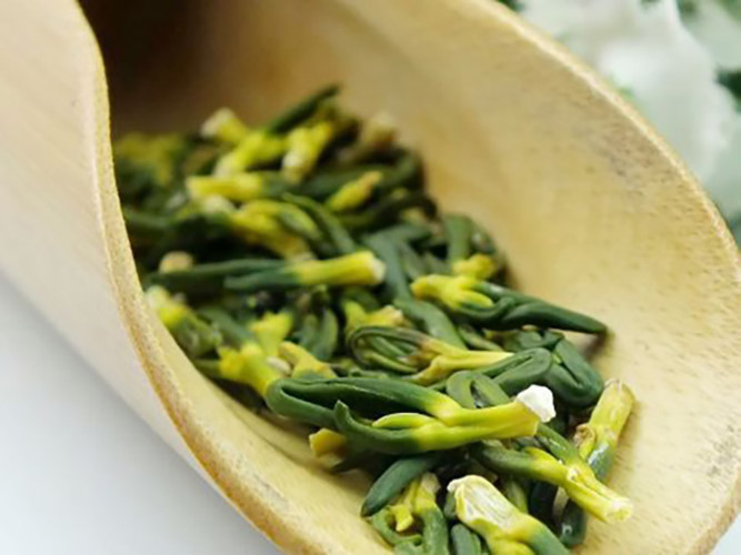 Tâm sen là trồi mầm bên trong của hạt sen, tâm sen có màu xanh, đây là vị thuốc thường được dùng rất nhiều trong y học cổ truyền làm thuốc an thần, điều trị mất ngủ, suy nhược cơ thể. Ngày nay tâm sen còn được chế biến thành dạng trà để tiện sử dụng. Để điều trị bệnh mất ngủ ta có thể dùng tâm sen hãm trà uống hàng ngày. Tâm sen là trồi mầm bên trong của hạt sen, tâm sen có màu xanh, đây là vị thuốc thường được dùng rất nhiều trong y học cổ truyền làm thuốc an thần, điều trị mất ngủ, suy nhược cơ thể. Ngày nay tâm sen còn được chế biến thành dạng trà để tiện sử dụng. Để điều trị bệnh mất ngủ ta có thể dùng tâm sen hãm trà uống hàng ngày.