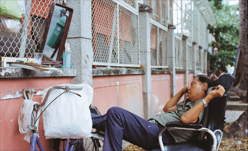 "Tôi không biết từ khi nào, đã bao lâu, nhưng tôi chắc chắn rằng Sài Gòn đã và đang dung dưỡng, ấp ôm biết bao con người để thực hiện giấc mơ về hai chữ hạnh phúc. Khi đi xa, tôi hay nghĩ về Sài Gòn với tất cả niềm thương nhớ về những điều xưa cũ. Tuy ngày đây mai đó, nhưng những túp lều xanh đỏ đâu đó ở vỉa hè Sài Gòn của các chú hành nghề hớt tóc đã trở nên rất đỗi thân quen", tác giả Phong Vinh tâm sự. Ảnh: Phong Vinh.