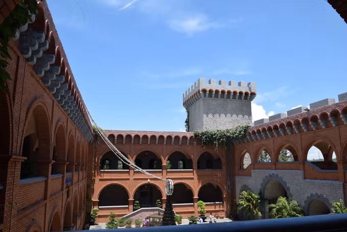  Du khách có thể tham quan dọc các hành lang, nơi có kiến trúc đẹp, càng nổi bật giữa nền trời xanh.