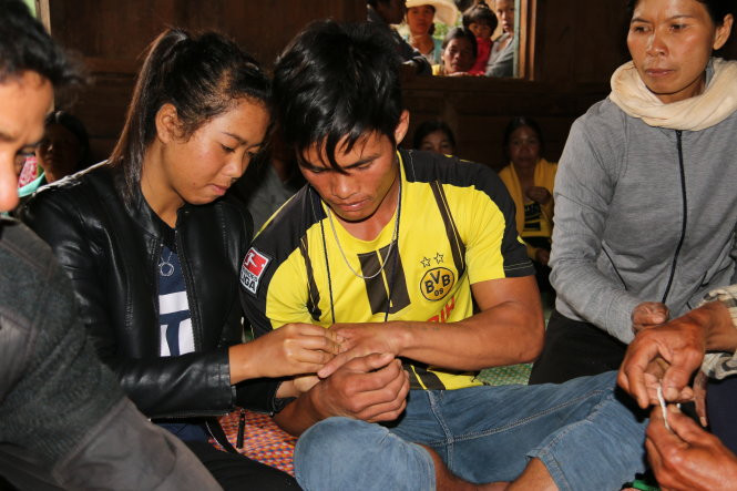 KaTơn Mai Châu đeo nhẫn đính ước cho chàng trai Bơnhong Ya Brom tại lễ dạm ngõ.