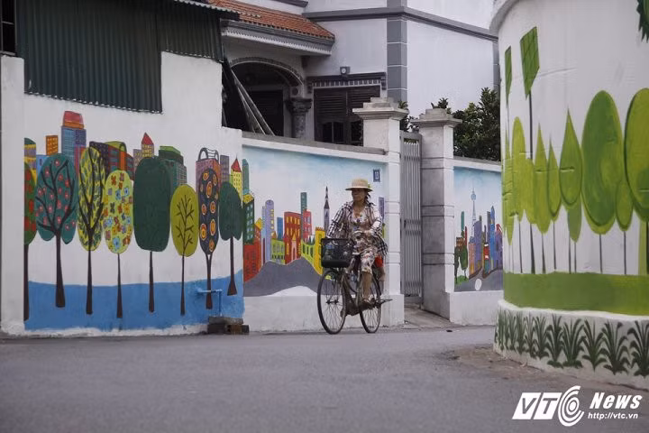 Từ đầu tháng 7, khi ý tưởng về con đường bích họa được nhen nhóm, nó đã lập tức nhận được sự đồng ý, ủng hộ của chính quyền và người dân địa phương.