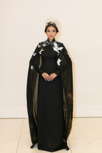 Trang phục áo dài cũng giúp cô phô diễn được toàn bộ nét đẹp hình thể của mình. Trang phục áo dài cũng giúp cô phô diễn được toàn bộ nét đẹp hình thể của mình.