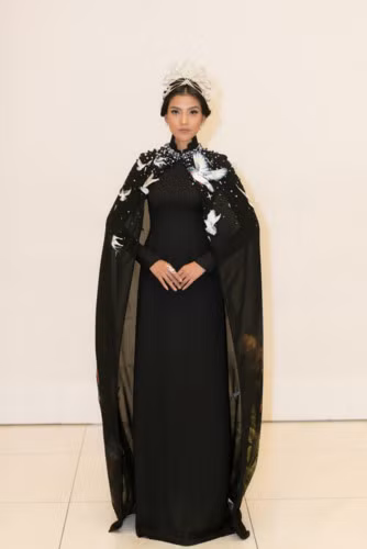  Trang phục áo dài cũng giúp cô phô diễn được toàn bộ nét đẹp hình thể của mình.