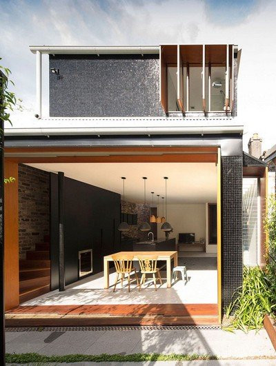  Không gian mở với khoảng sân nhỏ trước mắt vừa đón gió, nắng tự nhiên vừa tạo sự thoáng mát, tự do.