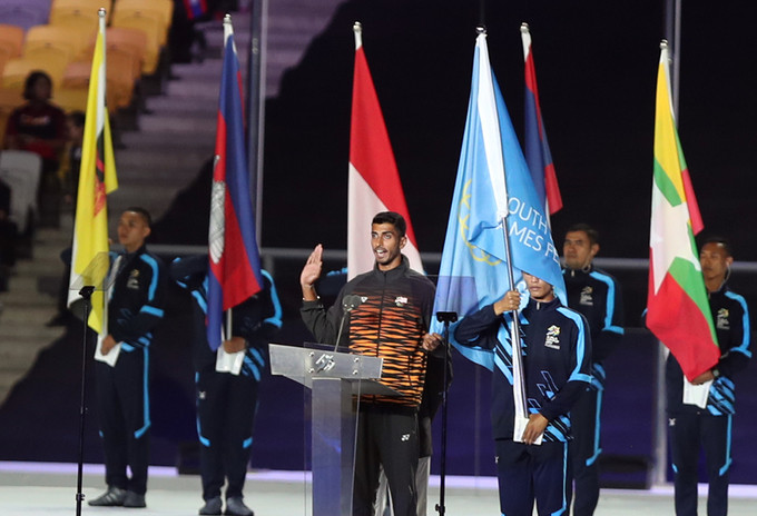  VĐV Nauraj Singh Randhawa, người đang giữ kỷ lục nhảy cao của Malaysia, đọc lời tuyên thệ.