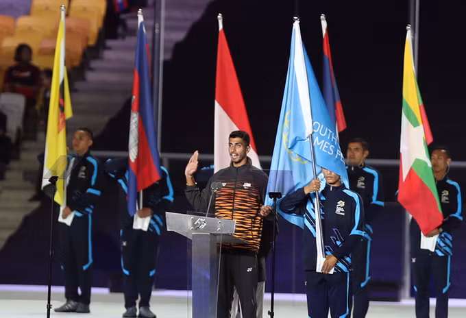  VĐV Nauraj Singh Randhawa, người đang giữ kỷ lục nhảy cao của Malaysia, đọc lời tuyên thệ.