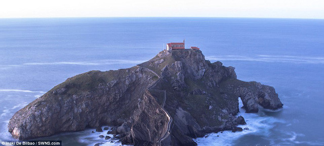  Đảo Gaztelugatxe