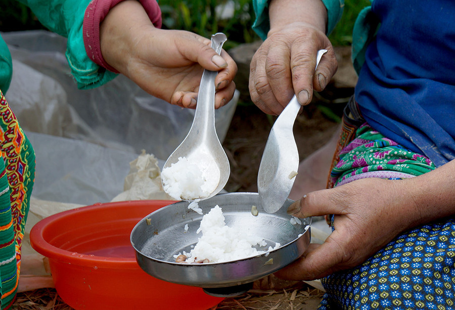 Riêng thìa nhưng chung bát.